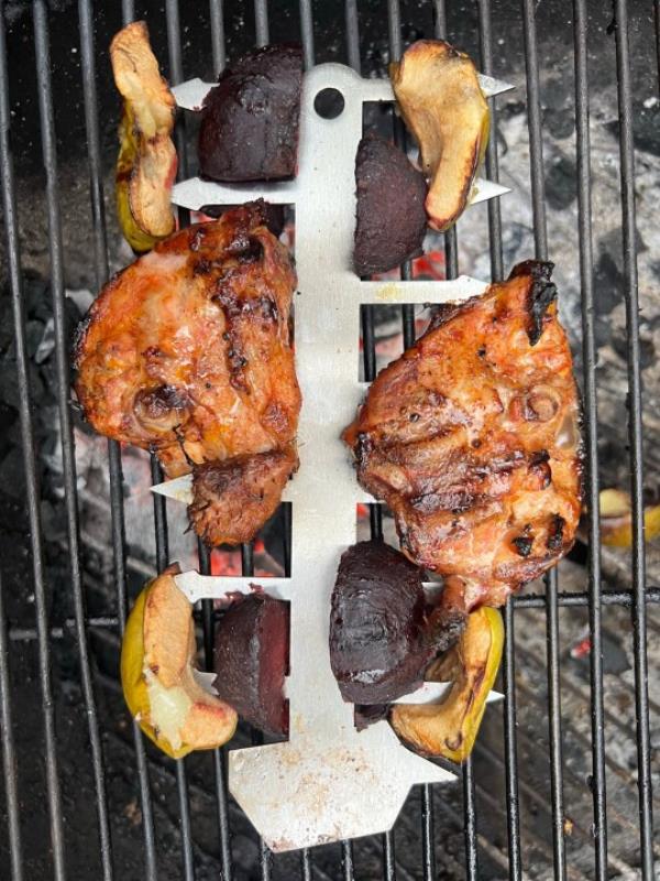 Chicken with apple and beetroot. 