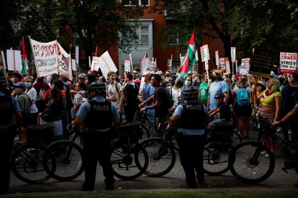 Police stand guard as people take part in a protest organised by pro-abortion rights, pro-LGBT rights and pro-Palestinian activists, on the sidelines of the Democratic Natio<em></em>nal Co<em></em>nvention (DNC), in Chicago, Illinois, U.S., August 22, 2024. 