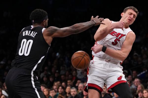 Royce O'Neale steals the ball from Nikola Jovic during the Nets' victory.