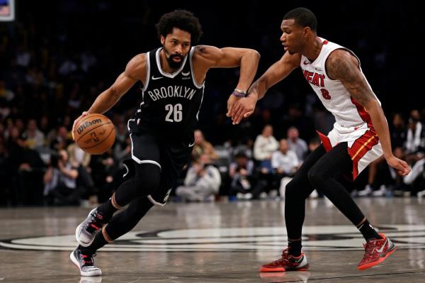 Spencer Dinwiddie, who had 14 points and 11 assists, drives past Jamal Cain during the Nets' 112-97 win over the Heat.