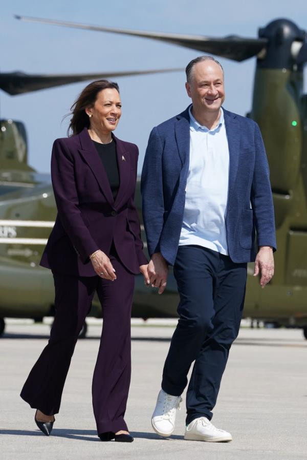 Democratic presidential nominee and U.S. Vice President Kamala Harris and second gentleman Doug Emhoff walk from Marine Two to board Air Force Two at O'Hare Internatio<em></em>nal Airport to return to Washington, in Chicago, Illinois, U.S., August 23, 2024. 