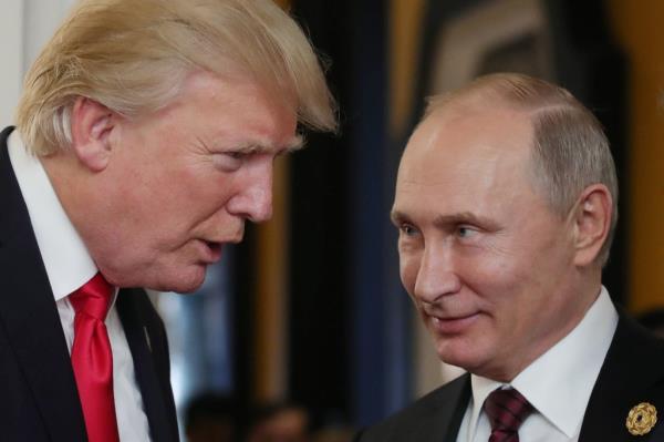 US President Do<em></em>nald Trump chatting with Russia's President Vladimir Putin at the APEC Eco<em></em>nomic Leaders' Meeting in Vietnam