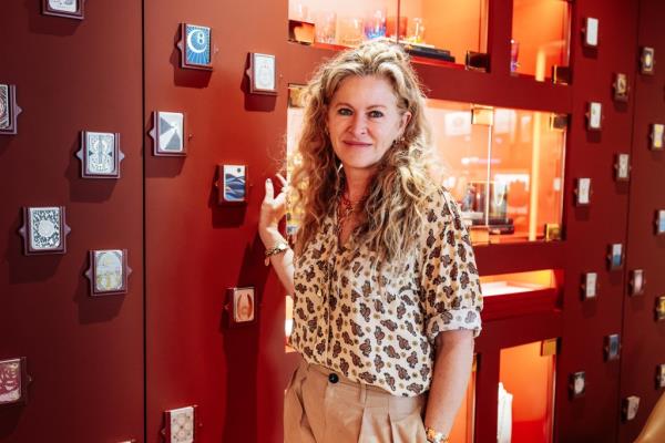 Sienna Miller in a stunning silver dress leaving Jimmy Fallon's after party at Delilah, West Hollywood, momentarily co<em></em>nfused a<em></em>bout her SUV