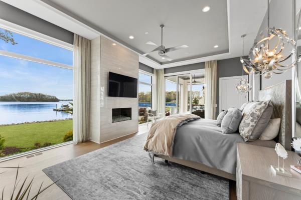 Even this bedroom was watery vistas.