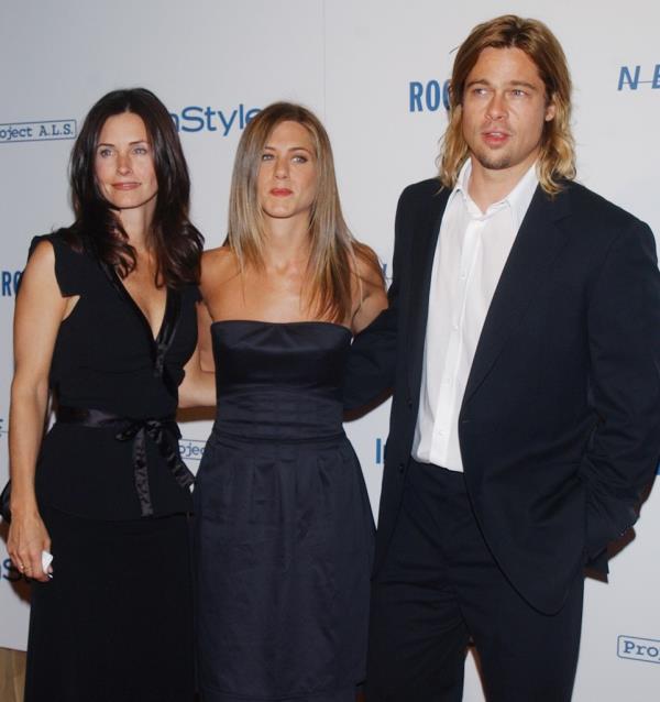  Brad Pitt (R), poses with Jennifer Aniston (C) and Courteney Cox (L) in 2003.