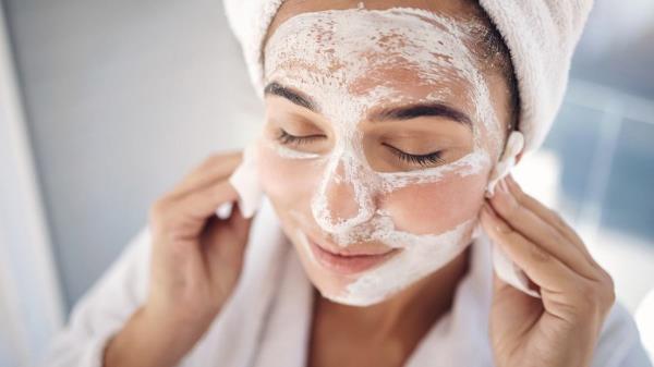 Beat with a fork and apply to your face. You will get an effective facelift in a minute. You will not need a beautician.