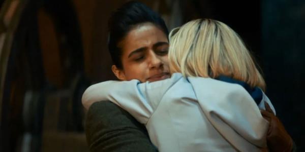 Yaz Emotio<em></em>nally Hugging the Thirteenth Doctor in Doctor Who