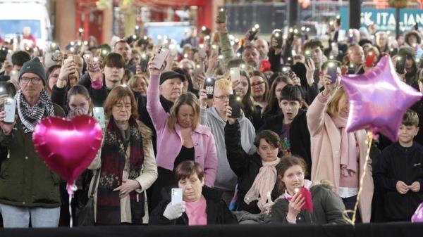 People holding their pho<em></em>nes aloft during a two minutes silence at vigil in Golden Square, Warrington, to mark the first anniversary of the murder of 16-year-old Brianna Ghey. Picture date: Sunday February 11, 2024.</p>

<p>　　